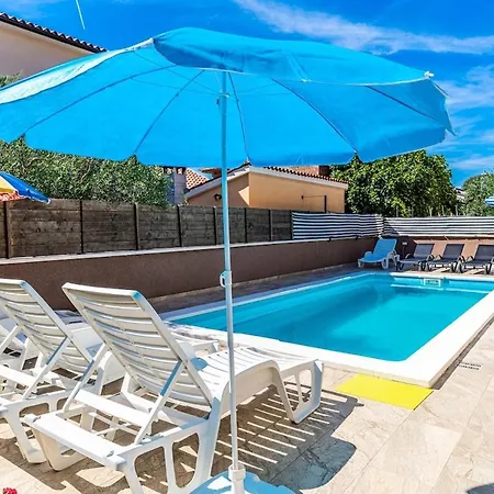Apartment 3 With Pool